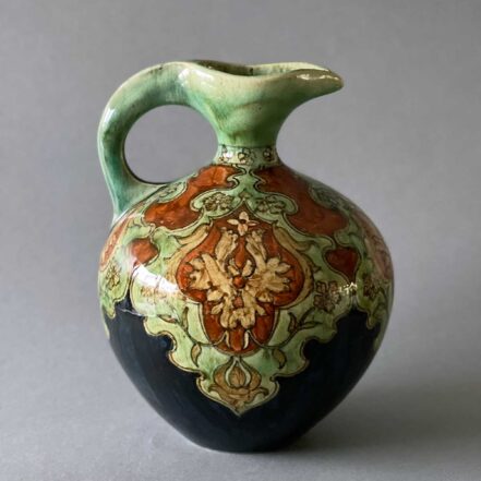 Oorkan Rozenburg plateel 1895, 23 cm hoog, schilder J. Francken