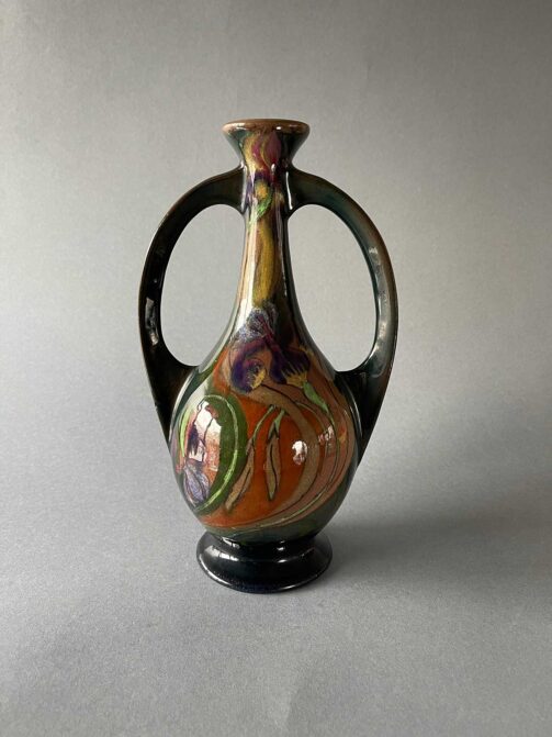 Vaas van plateel, 27 cm hoog, model 211 van plateelbakkerij Zuid-Holland uit Gouda, decor irissen, 1901-1904.