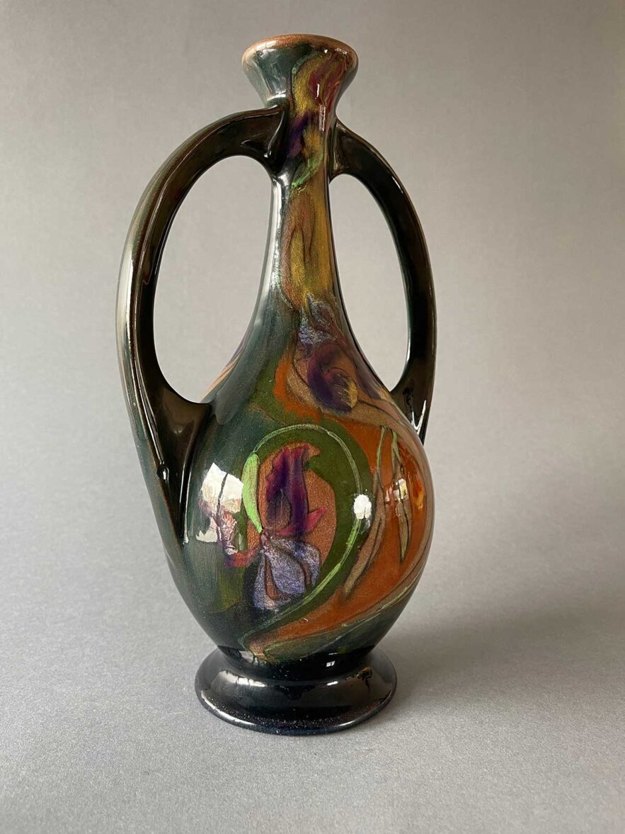 Vaas van plateel, 27 cm hoog, model 211 van plateelbakkerij Zuid-Holland uit Gouda, decor irissen, 1901-1904.