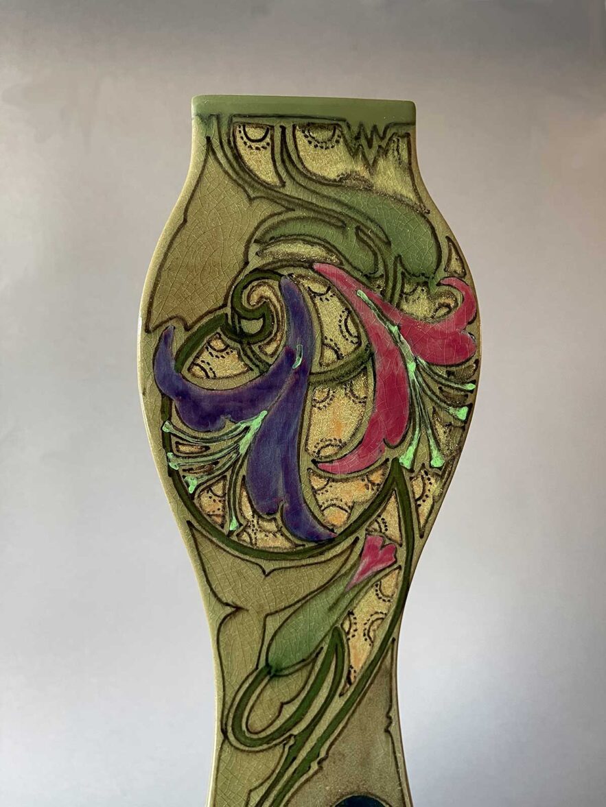 Gouda plateel, hoge vaas, model 5006 uit 1901-1905, 45 cm hoog.
