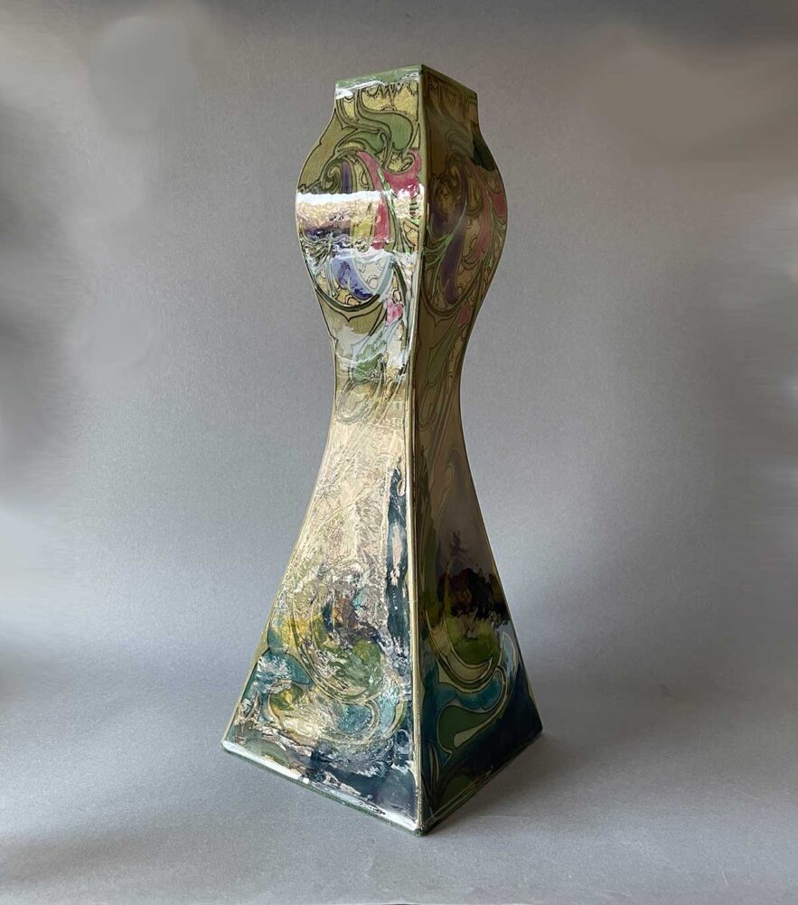 Gouda plateel, hoge vaas, model 5006 uit 1901-1905, 45 cm hoog.
