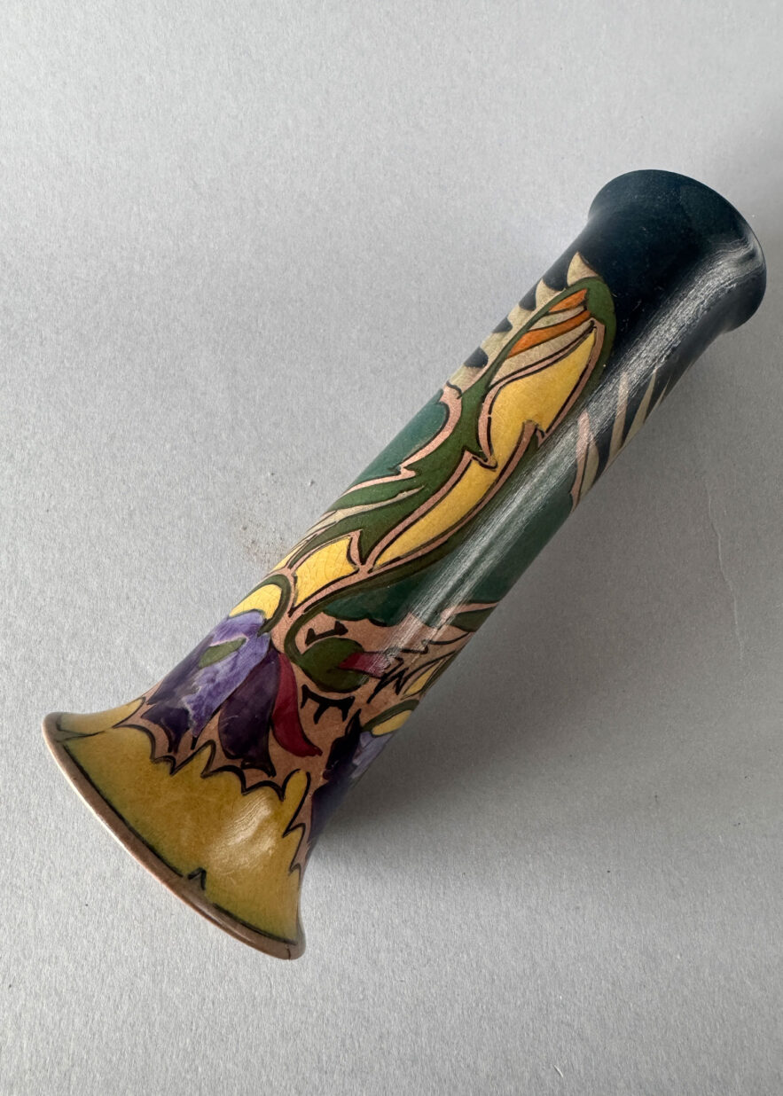 Gouda plateel, model 83 van Plateelbakkerij Zuid-Holland uit Gouda. Vaas met decor van papaver van 23,5 cm hoog, gemaakt in de periode 1900-1908 en beschilderd door Franciscus Fonville.