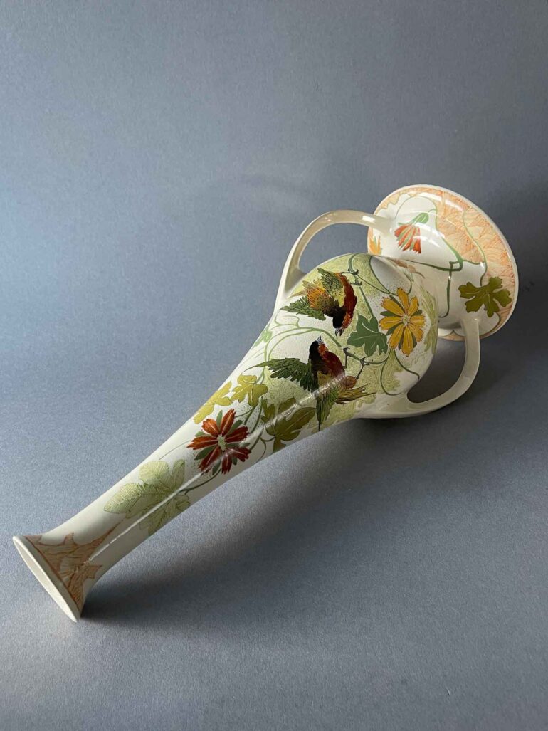 Vaas van Gouds plateel, model 311 met hoge hals en lage oren, met kantjes decor van vogels en bloemen.