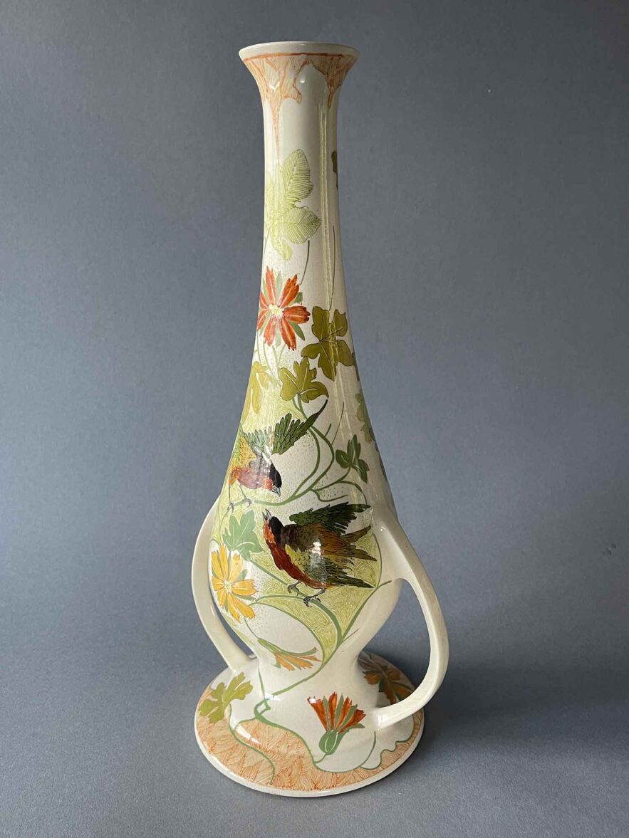 Vaas van Gouds plateel, model 311 met hoge hals en lage oren, met kantjes decor van vogels en bloemen.
