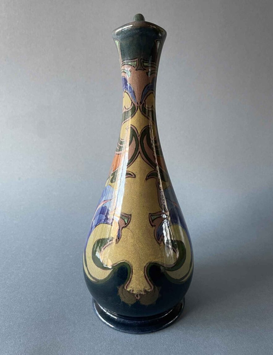 Kan van Gouds plateel, model 315 van 29,4 cm hoog uit 1899-1904