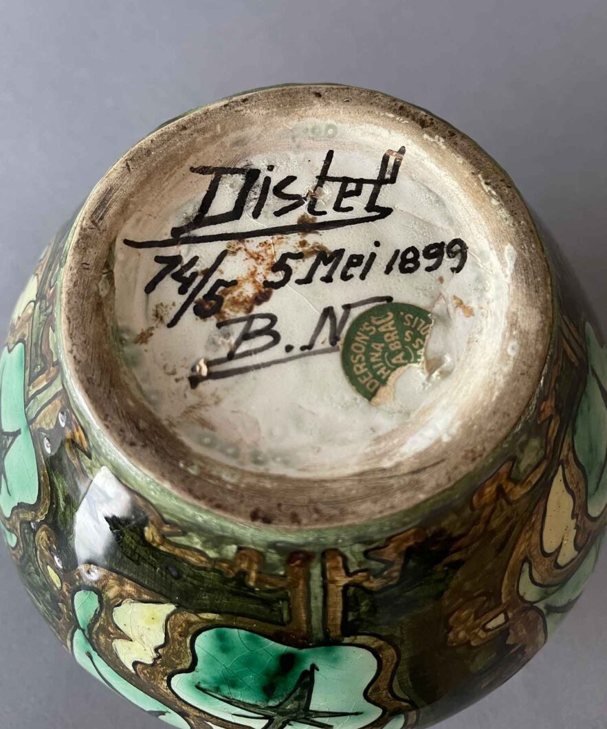 De Distel, vaas uit 1899 door Bernardus Nieman. De vaas is 14 cm hoog en 16 cm breed.