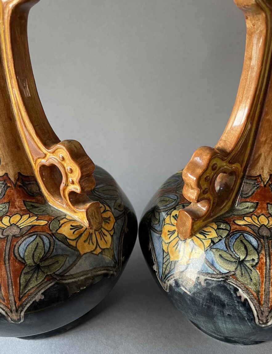Paar vazen Gouda Plateel, model 22, Chris Lanooy uit 1898-1899