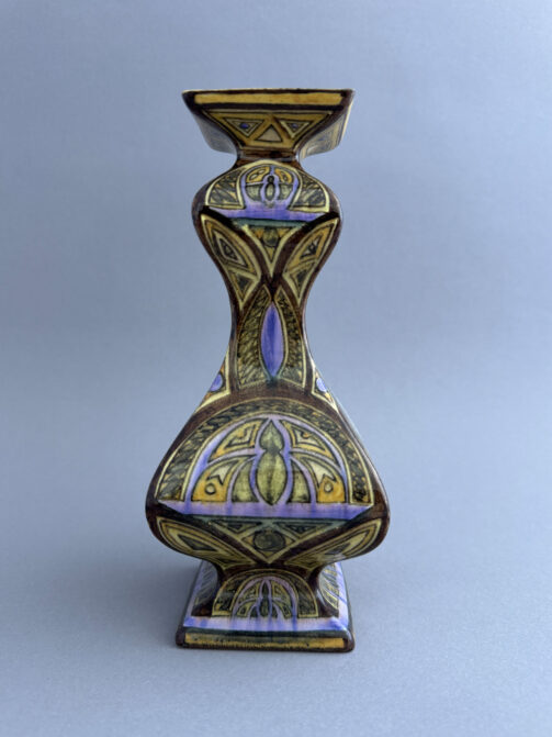 Vaas model 95 van ruim 20 cm hoog met vierkante voet, buik en hals. Gemaakt door De Distel, Amsterdam, periode 1895-1903.