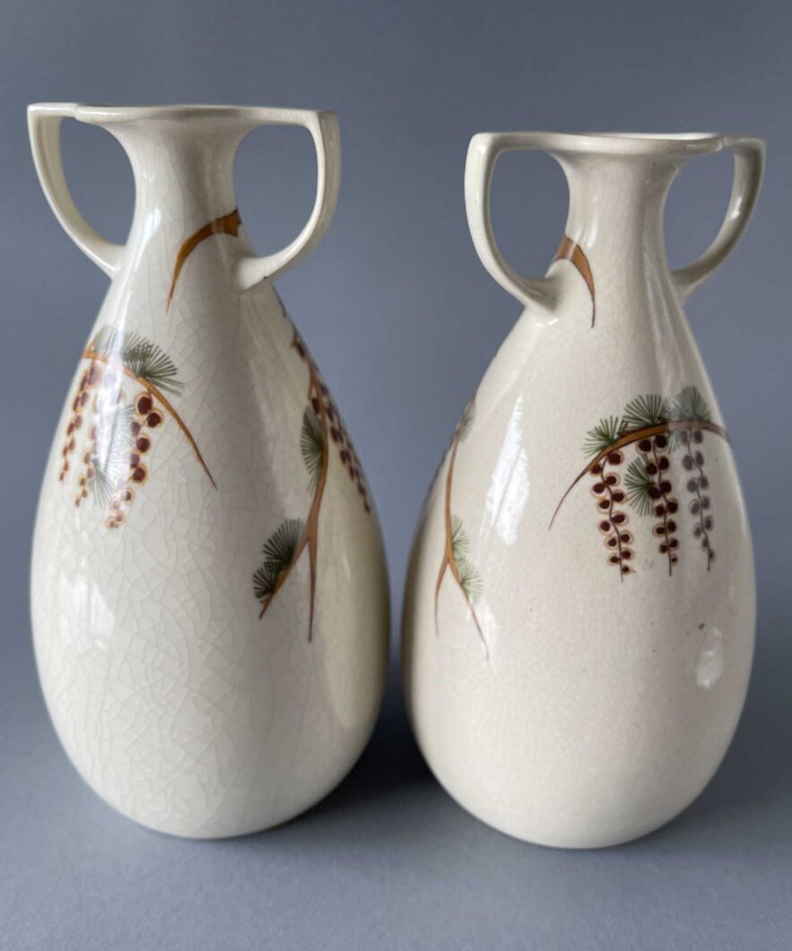 Amphora Holland uit Oegstgeest, paar vazen, model 259-3, ontworpen door Theo Verstraaten, circa 1910