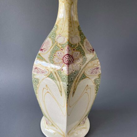 Gouda plateel, model 5011, zeskantige vaas 39 cm hoog met P decor door Fransciscus Fonville 1901-1907