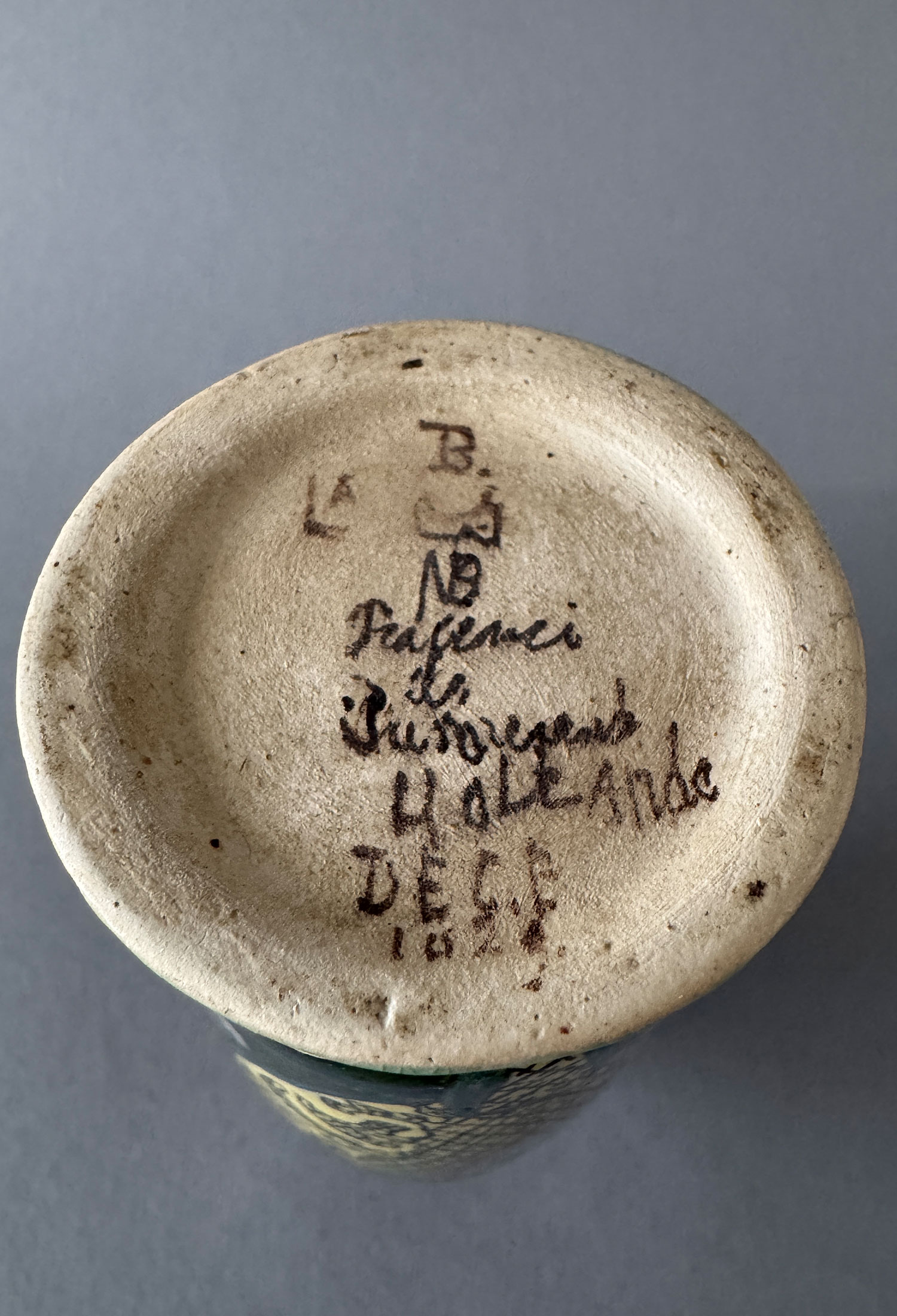 Vaas van Brantjes Purmerend, model 1029 van 20 cm hoog, met een decor van korenbloemen uit 1897