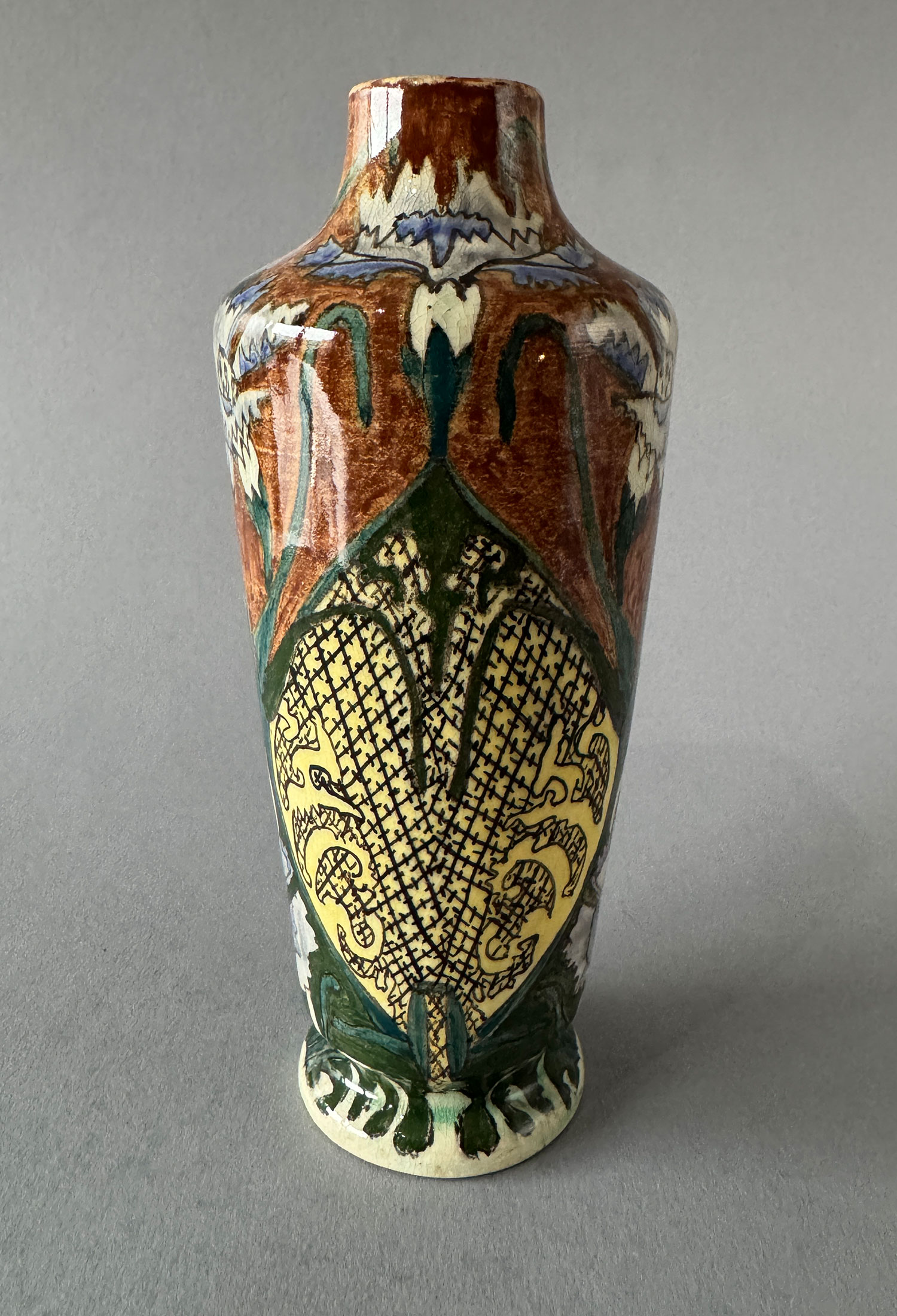 Vaas van Brantjes Purmerend, model 1029 van 20 cm hoog, met een decor van korenbloemen uit 1897