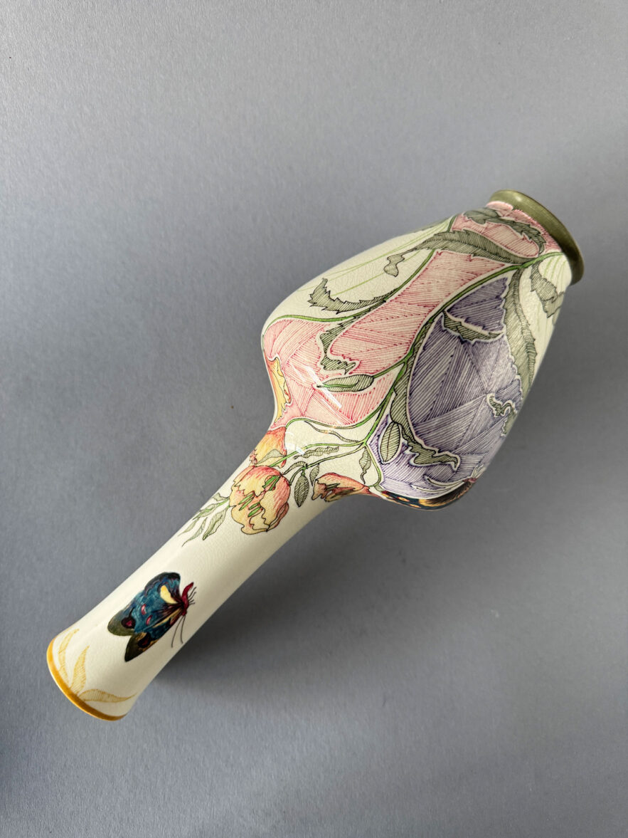 Gouda plateel, vaas, model 190 van 33 cm hoog met een P-decor van bloemen en vlinder. Beschilderd door Leender Muller in de periode 1901-1904