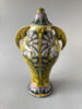 Antieke vaas van plateelbakkerij De Distel uit Amsterdam, periode rond 1900. Model 29 van 34 cm hoog met twee opvallende oren en een deksel, gedecoreerd met blauwe anjers.