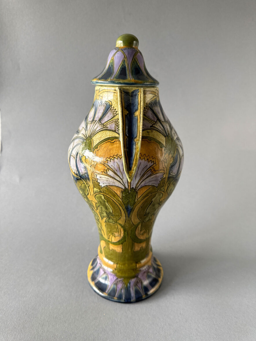 Antieke vaas van plateelbakkerij De Distel uit Amsterdam, periode rond 1900. Model 29 van 34 cm hoog met twee opvallende oren en een deksel, gedecoreerd met blauwe anjers.