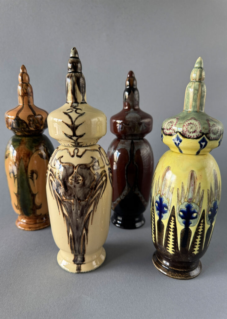 Vier verschillende tulbandpullen, model 25 van plateelfabriek Rozenburg uit Den Haag, collectie Art Nouveau Plateel.