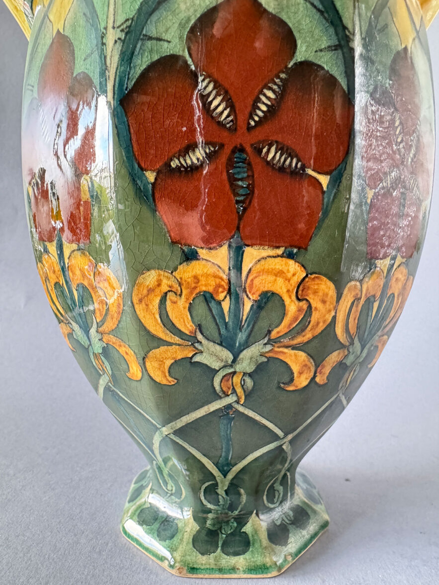 Rozenburg Den Haag, vaas model 356, gemaakt in 1896 met een decor van Oost-Indische kers in geel en rood.