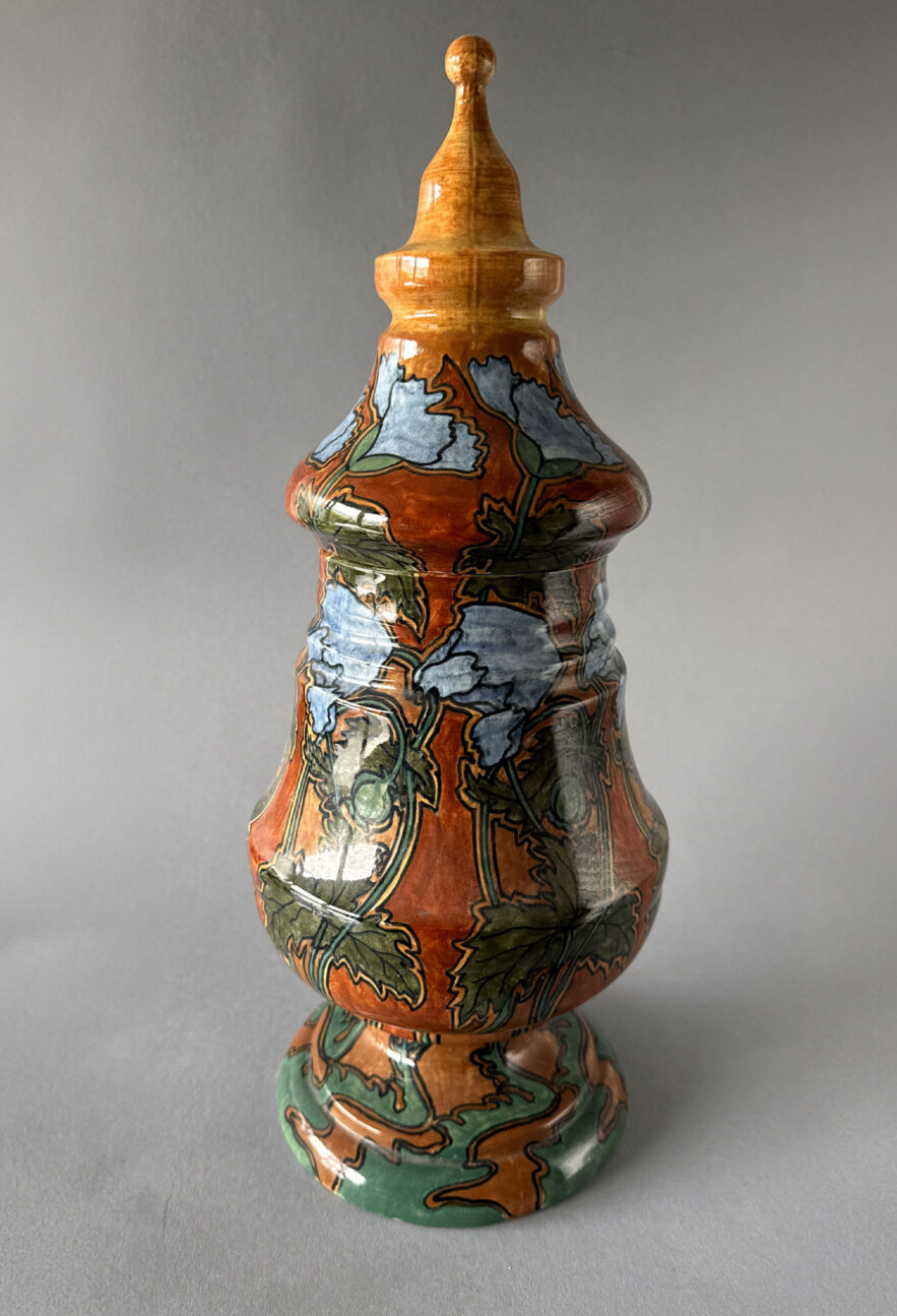 Dekselvaas van Gouda Zuid-Holland, model 27 van 45,5 cm hoog door Fransciscus Foville, gemaakt in de periode 1897-1899.