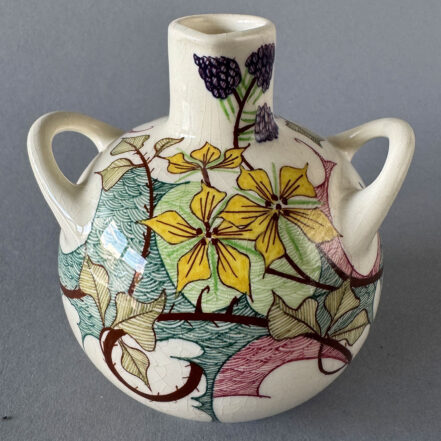Gouda plateel P decor braam en bloesem, klein vaasje, model 346 van 12 cm groot, gemaakt in de periode 1908-1910.