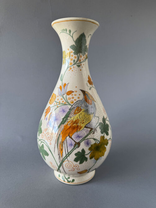 Gouda plateel, vaas model 583 met een NP-decor met een pestvogel, geschilder in 1918 door Chatherina Riparon.