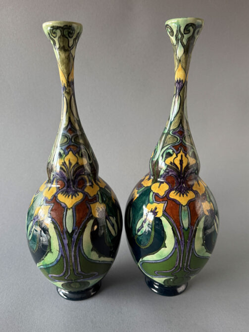 Gouda plateel, twee vazen, model 7 van 38 cm hoog, met een vroeg Gouda decor met irissen in geel, turquoise, paars en donkerrood, gemaakt in de periode 1900-1901.