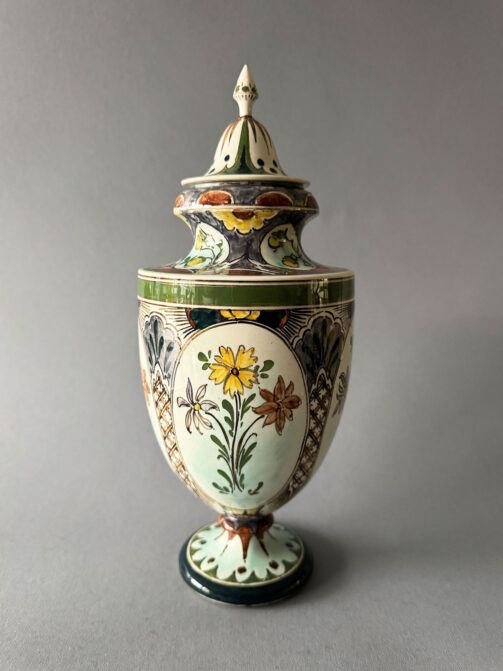 Rozenburg Den Haag, urnvormige vaas met deksel, model 242 uit 1894. De vaas is 30 cm hoog en 11,5 cm breed, beschilder door Willem Hartgring.