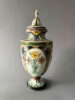Rozenburg Den Haag, urnvormige vaas met deksel, model 242 uit 1894. De vaas is 30 cm hoog en 11,5 cm breed, beschilder door Willem Hartgring.