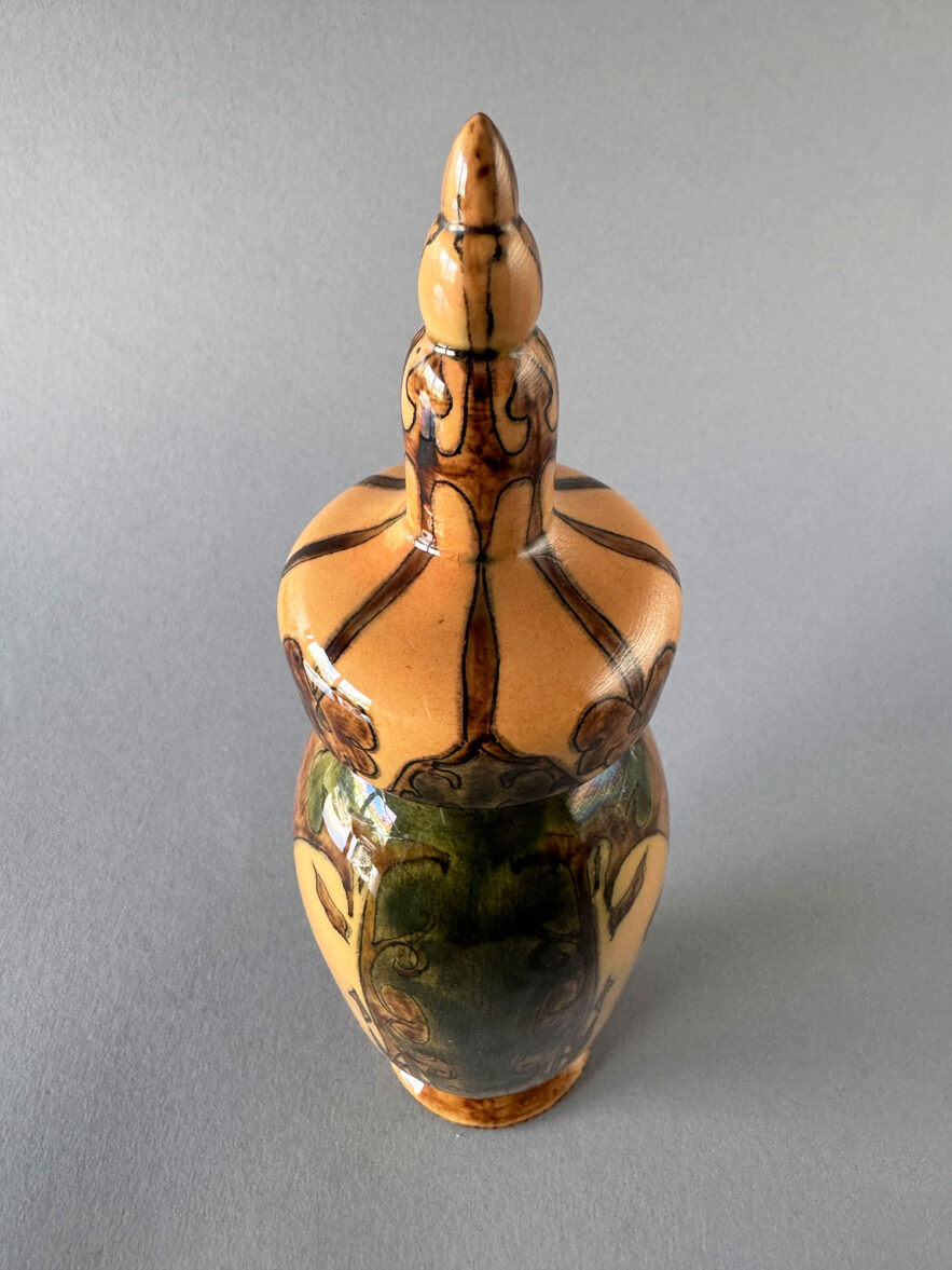 Rozenburg Den Haag (gemerkt WvG), tulbandpul, model 25 uit 1888, ontworpen door Theo Colenbrander en beschilderd met decor Groenfond.
