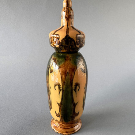 Rozenburg Den Haag (gemerkt WvG), tulbandpul, model 25 uit 1888, ontworpen door Theo Colenbrander en beschilderd met decor Groenfond.