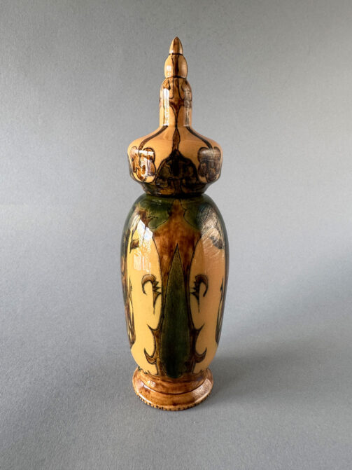 Rozenburg Den Haag (gemerkt WvG), tulbandpul, model 25 uit 1888, ontworpen door Theo Colenbrander en beschilderd met decor Groenfond.