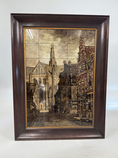 Tegeltableau van Rozenburg Den Haag, beschilderd door Daniel Harkink. Stadsgezicht Haarlem naar Karel Klinkenberg, bestaande uit 35 tegels van 15,5 cm. Het geheel is 134 cm hoog en 102 cm breed.