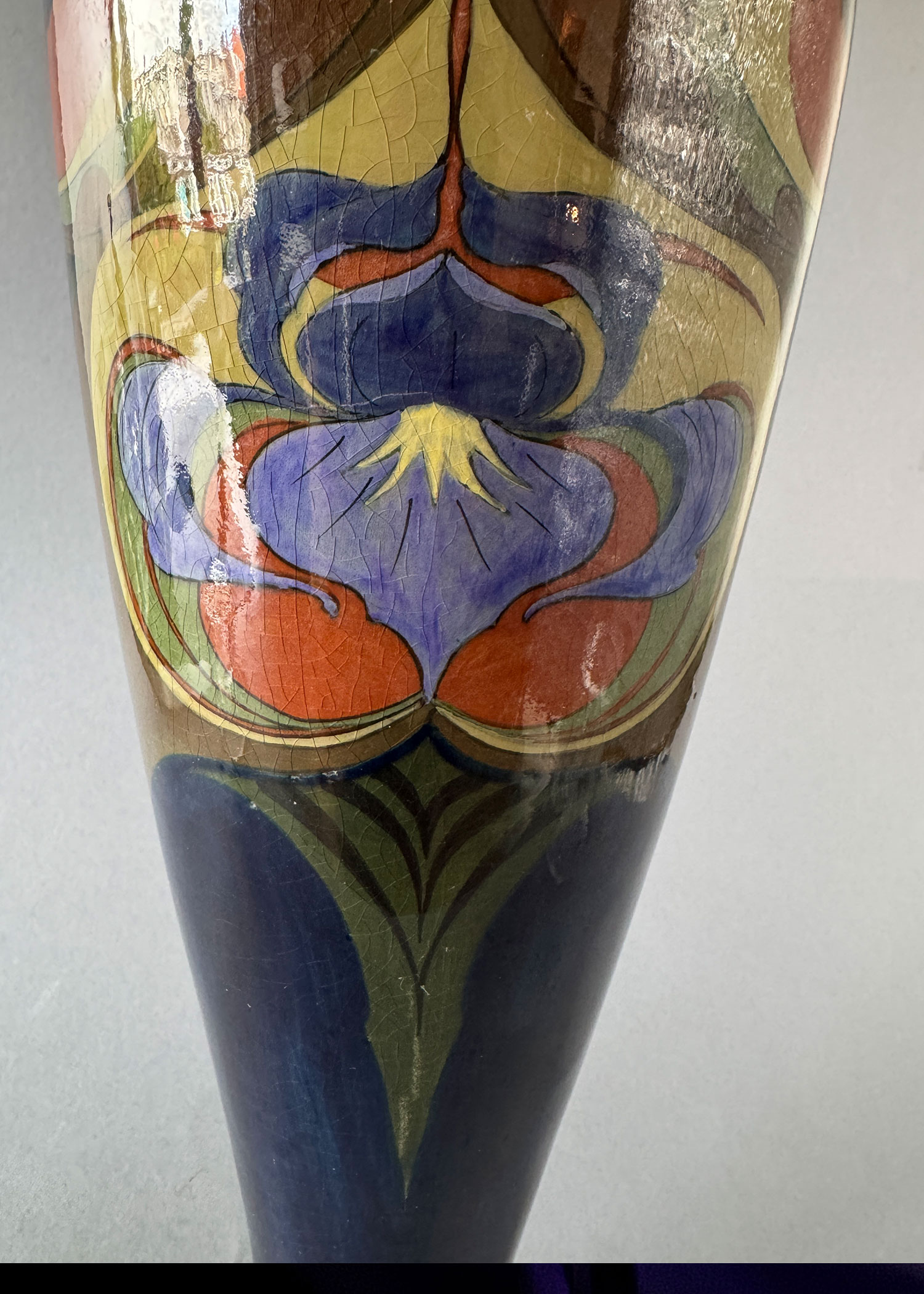 Vaas, model 112 van Firma Jb Vet uit Purmerend. 43 cm hoog en 13 cm breed met een bont floraal decor met irissen, gemaakt tussen 1903 en 1907.