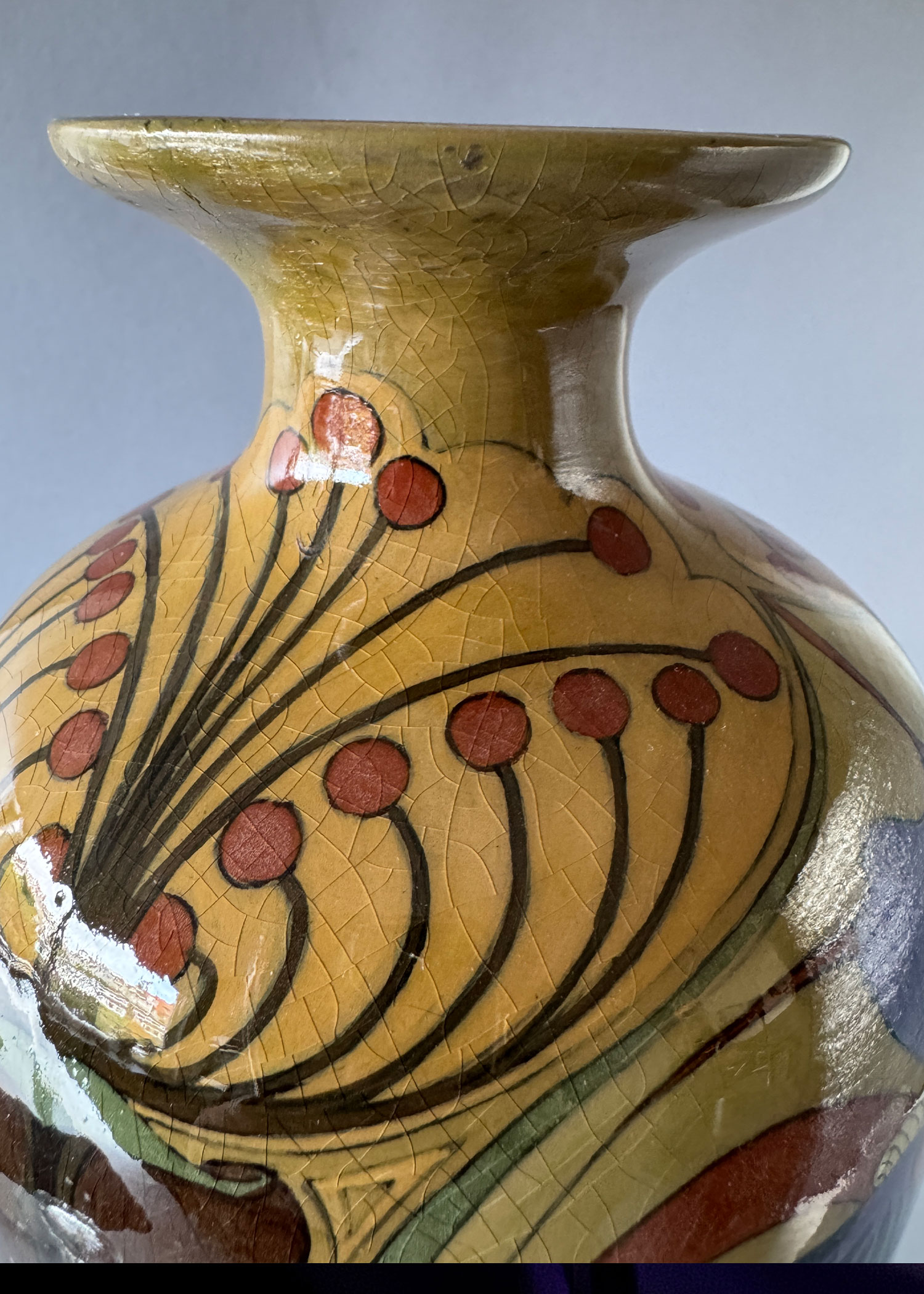 Vaas, model 112 van Firma Jb Vet uit Purmerend. 43 cm hoog en 13 cm breed met een bont floraal decor met irissen, gemaakt tussen 1903 en 1907.