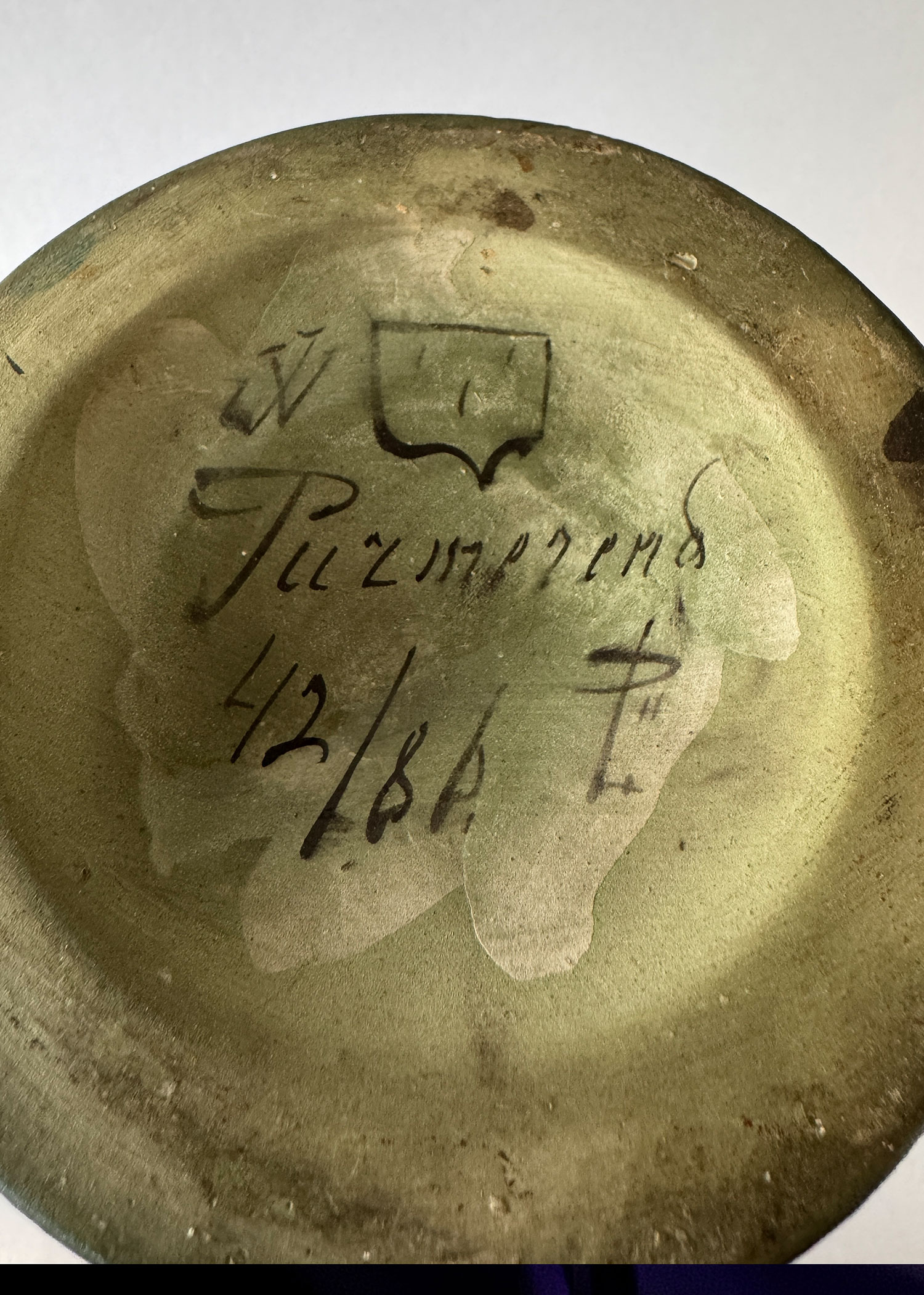 Vaas, model 112 van Firma Jb Vet uit Purmerend. 43 cm hoog en 13 cm breed met een bont floraal decor met irissen, gemaakt tussen 1903 en 1907.