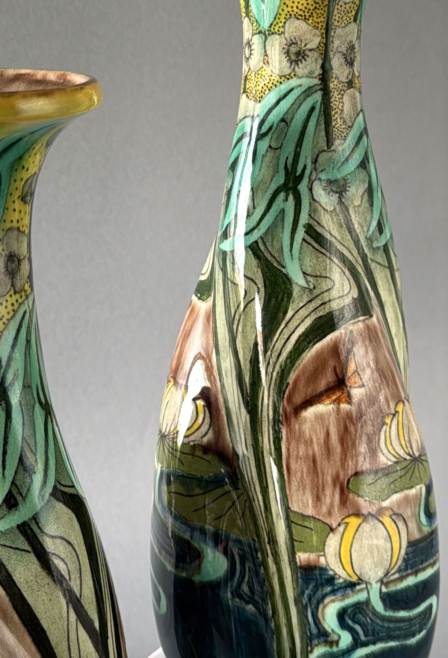 Paar vazen van de Firma Wed. N.S.A. Brantjes & Co uit Purmerend. Zogehete getordeerde vazen, model 1093, door Jacob Vet, periode 1895-1904.