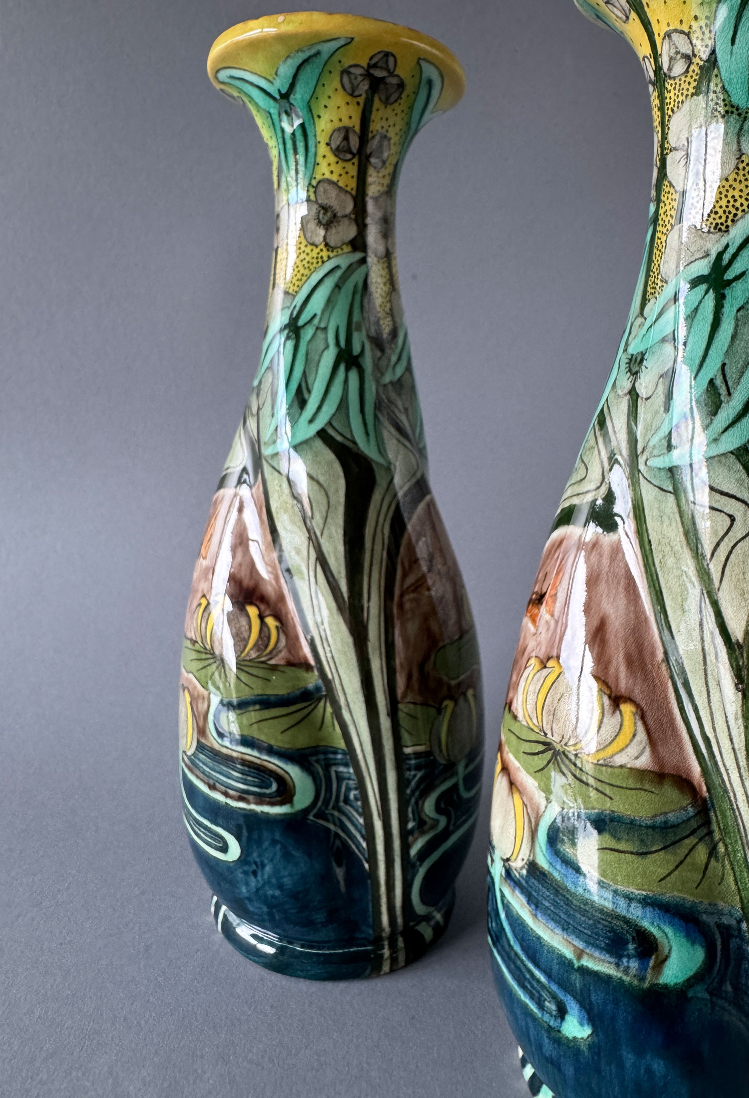 Paar vazen van de Firma Wed. N.S.A. Brantjes & Co uit Purmerend. Zogehete getordeerde vazen, model 1093, door Jacob Vet, periode 1895-1904.