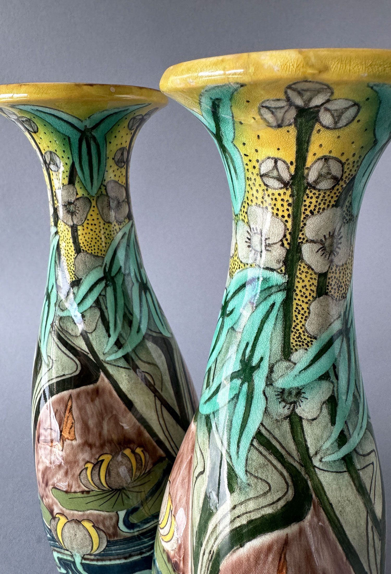 Paar vazen van de Firma Wed. N.S.A. Brantjes & Co uit Purmerend. Zogehete getordeerde vazen, model 1093, door Jacob Vet, periode 1895-1904.