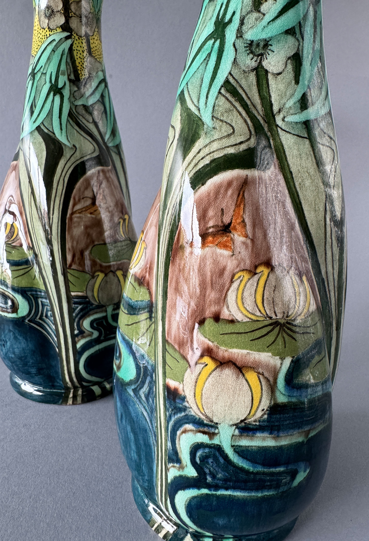 Paar vazen van de Firma Wed. N.S.A. Brantjes & Co uit Purmerend. Zogehete getordeerde vazen, model 1093, door Jacob Vet, periode 1895-1904.