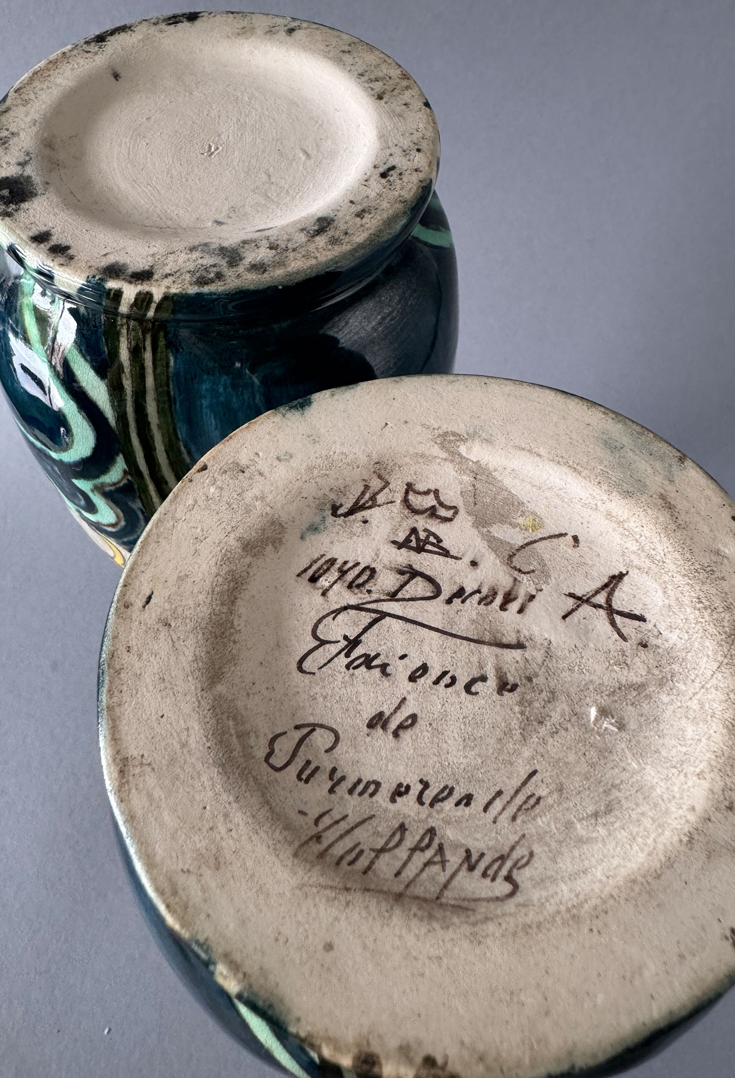 Paar vazen van de Firma Wed. N.S.A. Brantjes & Co uit Purmerend. Zogehete getordeerde vazen, model 1093, door Jacob Vet, periode 1895-1904.