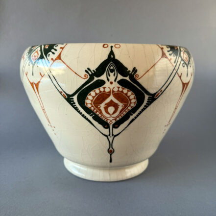 Cachepot van Plateelbakkerij De Distel in Amsterdam, model 181 van 21,5 cm hoog en 28 cm breed met glanzend glazuur. Ontworpen door Bert Nienhuis in de periode 1901-1905.