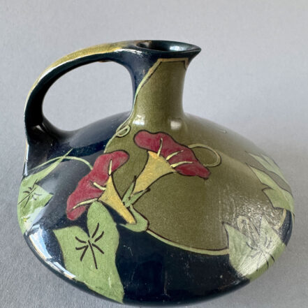 Kannetje van Gouda plateel, model 337 met groen Gouda-decor, gemaakt in 1907-1908 en gesigneerd door Lambertus Kwinkelenberg.