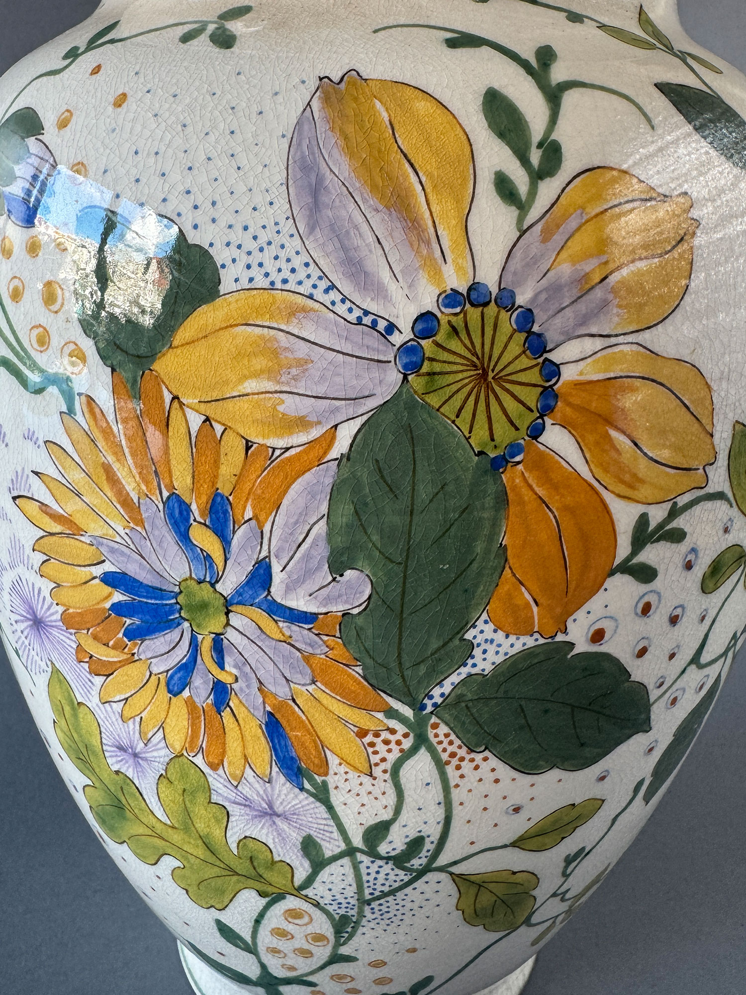 Gouda plateel, vaas, model 565 van 26,3 cm hoog, beschilderd met een NP decor met bloemen. Gemaakt in de periode 1908-1914.