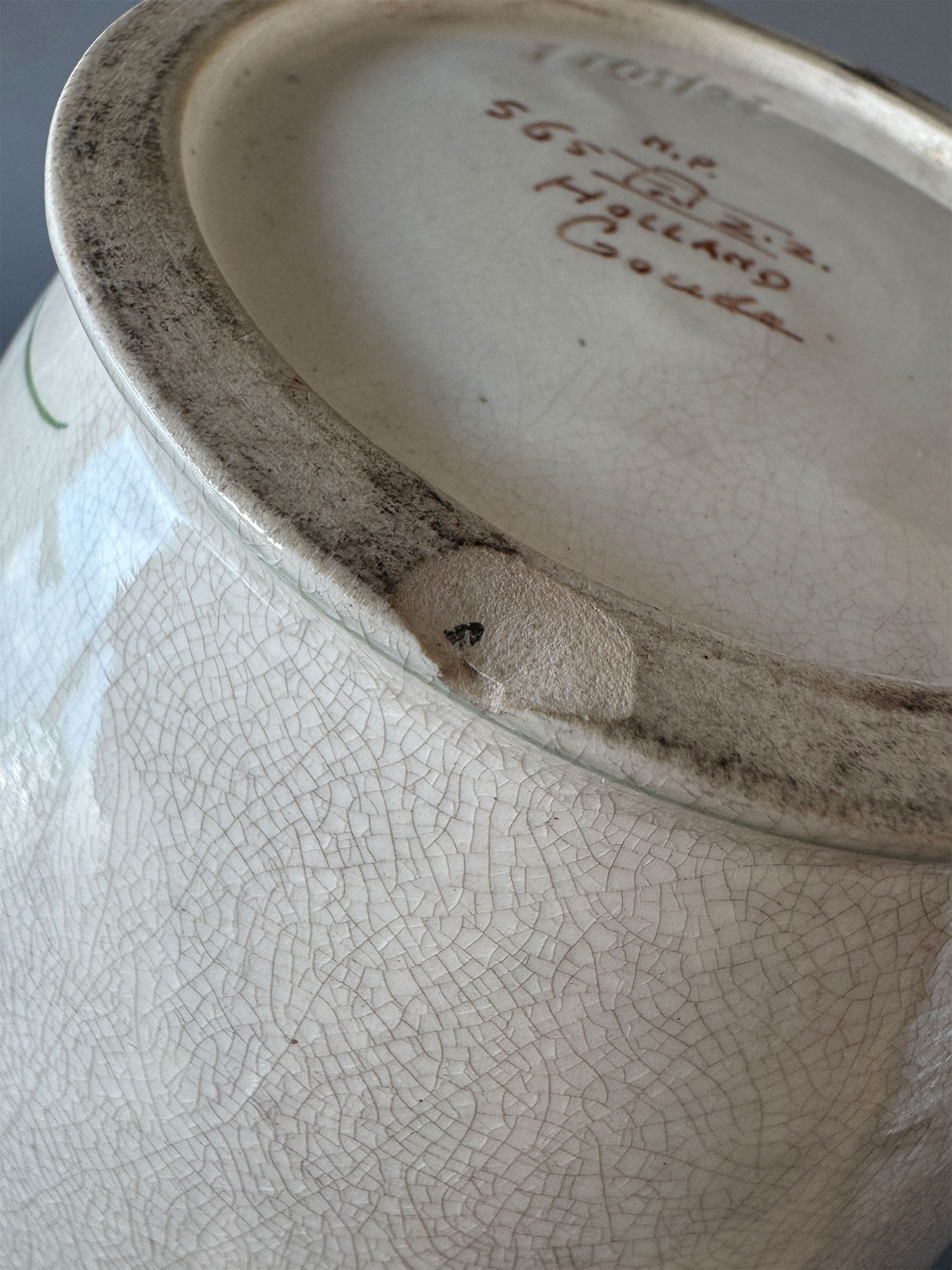 Gouda plateel, vaas, model 565 van 26,3 cm hoog, beschilderd met een NP decor met bloemen. Gemaakt in de periode 1908-1914.