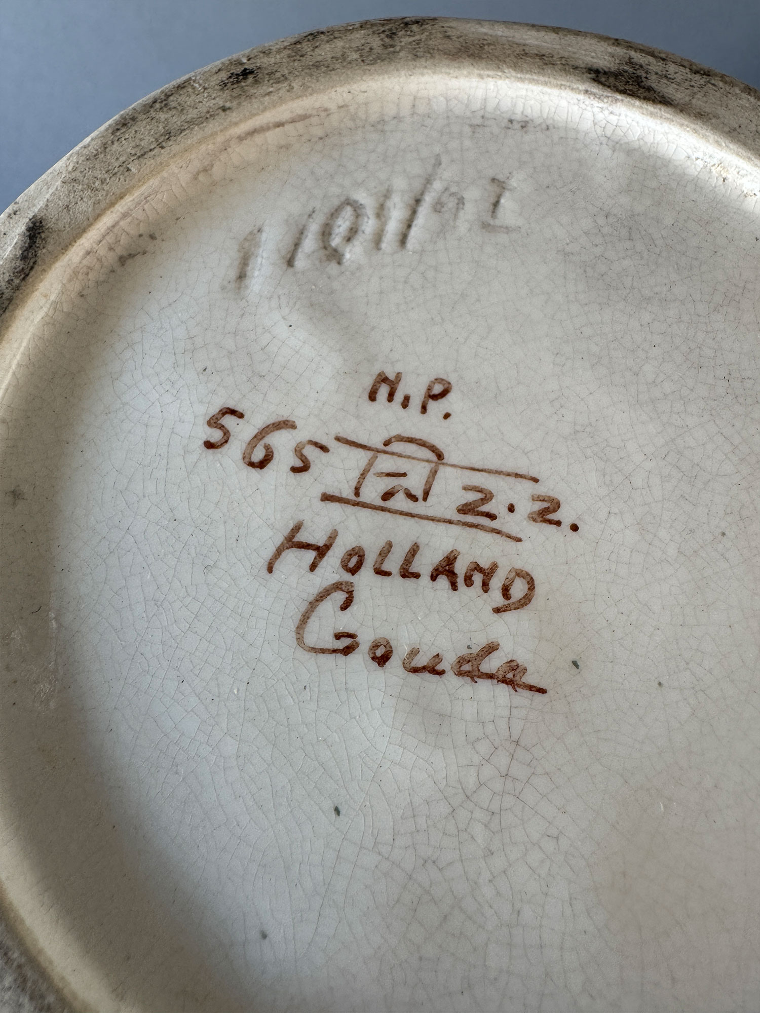 Gouda plateel, vaas, model 565 van 26,3 cm hoog, beschilderd met een NP decor met bloemen. Gemaakt in de periode 1908-1914.