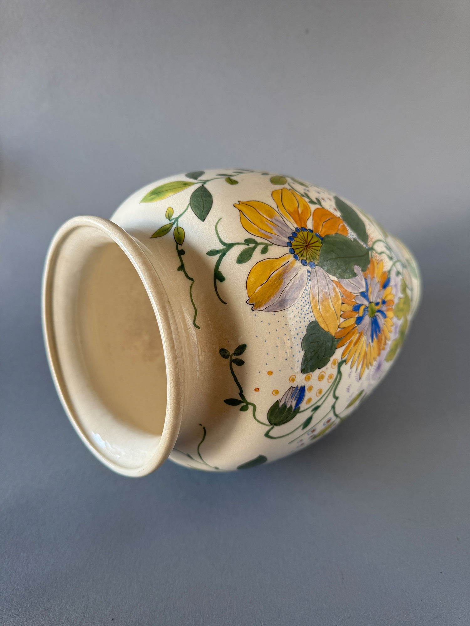 Gouda plateel, vaas, model 565 van 26,3 cm hoog, beschilderd met een NP decor met bloemen. Gemaakt in de periode 1908-1914.