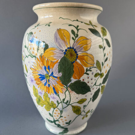 Gouda plateel, vaas, model 565 van 26,3 cm hoog, beschilderd met een NP decor met bloemen. Gemaakt in de periode 1908-1914.