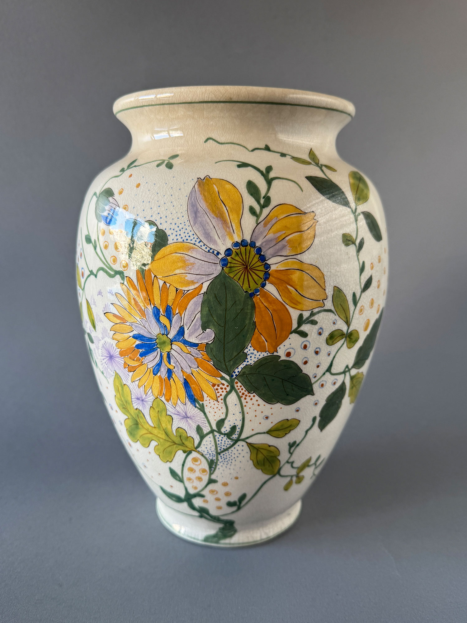 Gouda plateel, vaas, model 565 van 26,3 cm hoog, beschilderd met een NP decor met bloemen. Gemaakt in de periode 1908-1914.