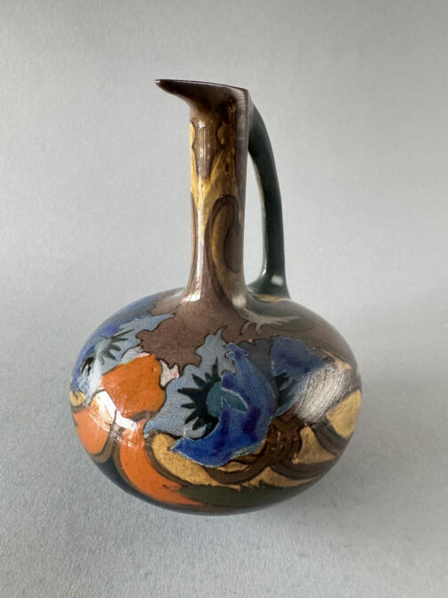 Kan, model 71 van 17,5 cm hoog van Plateelbakkerij Zuid Holland uit Gouda, gemaakt tussen 1899 en 1907 en beschilderd door Cornelis Hornis.