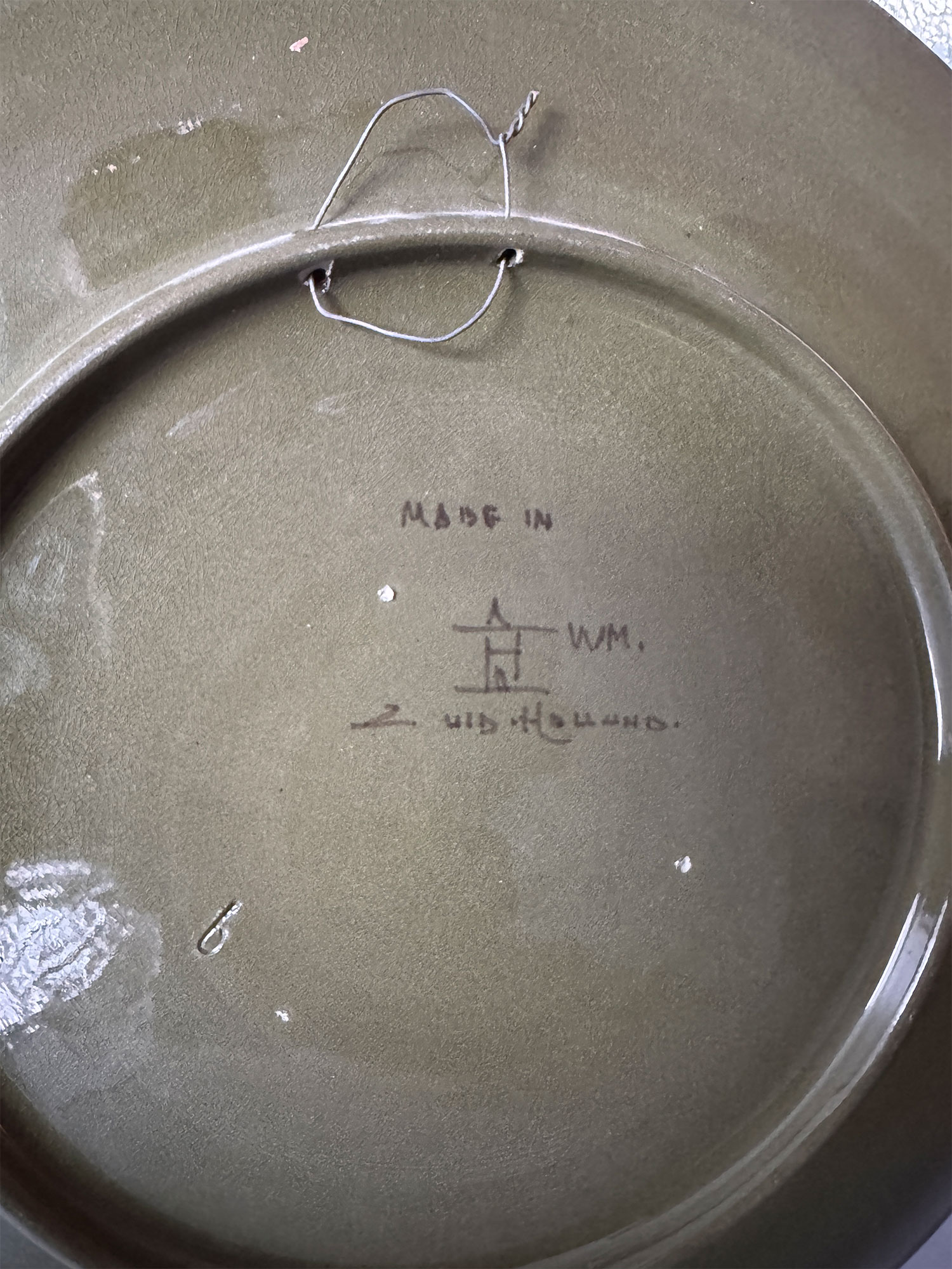 Wandbord van Gouds plateel, gemaakt door Plateelbakkerij Zuid-Holland uit Gouda in de periode 1901-1902. Model 6 van 31,7 cm beschilderd met tulpen door Willem Muller.