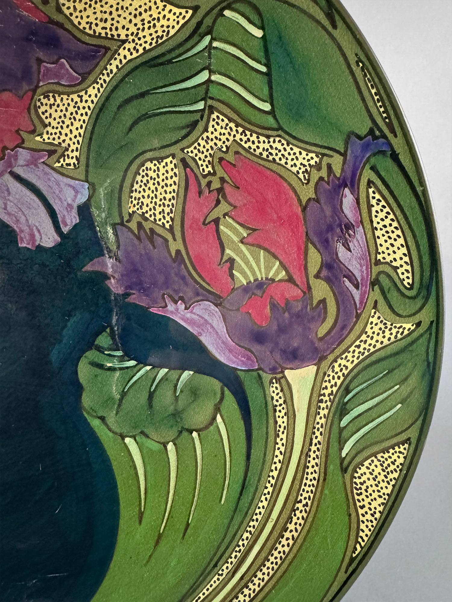 Wandbord van Gouds plateel, gemaakt door Plateelbakkerij Zuid-Holland uit Gouda in de periode 1901-1902. Model 6 van 31,7 cm beschilderd met tulpen door Willem Muller.